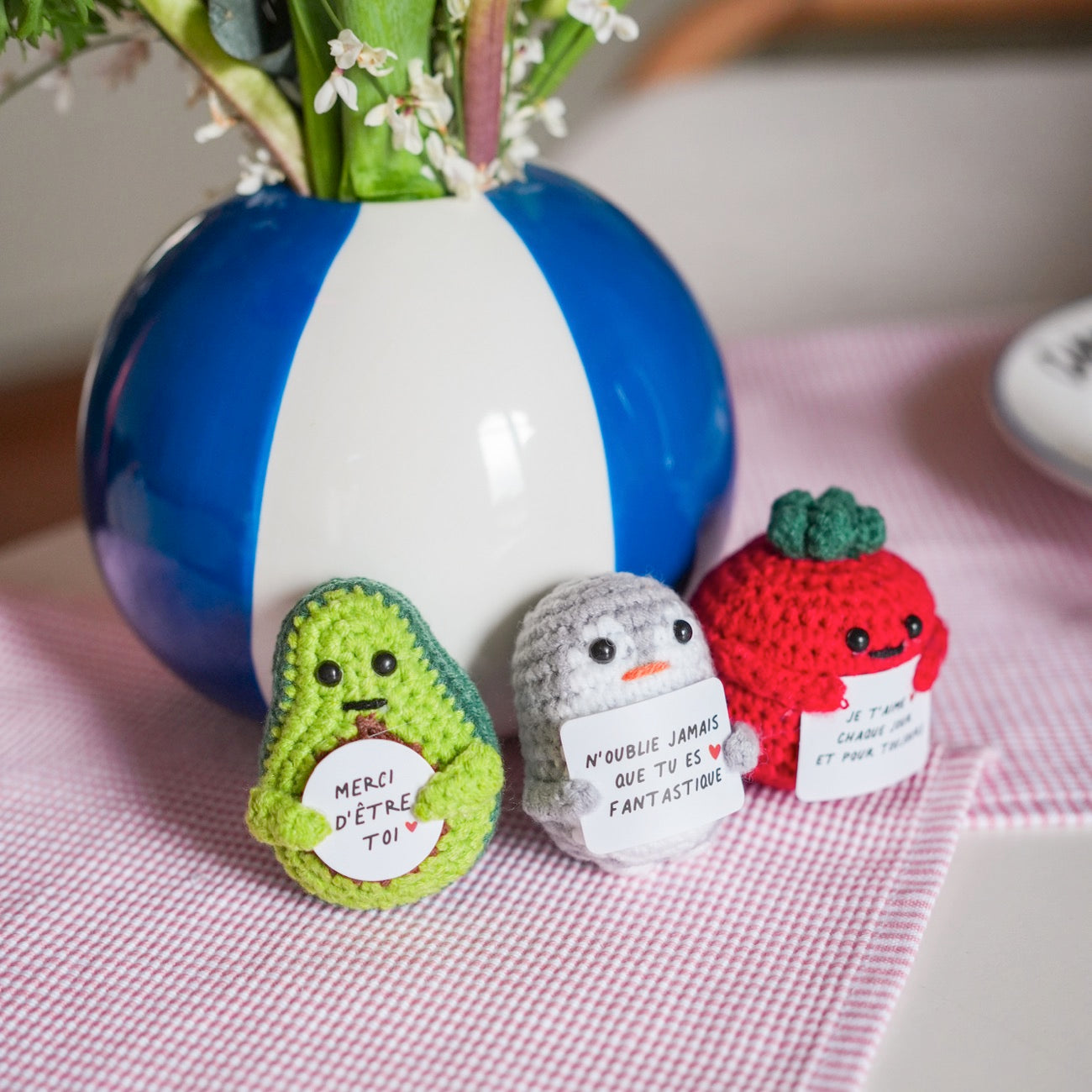Peluche pingouin en crochet avec un sourire charmant