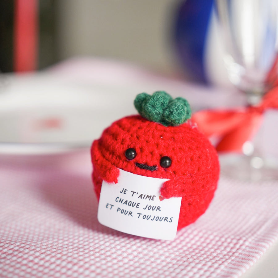 Peluche tomate avec message d'amour en gros plan
