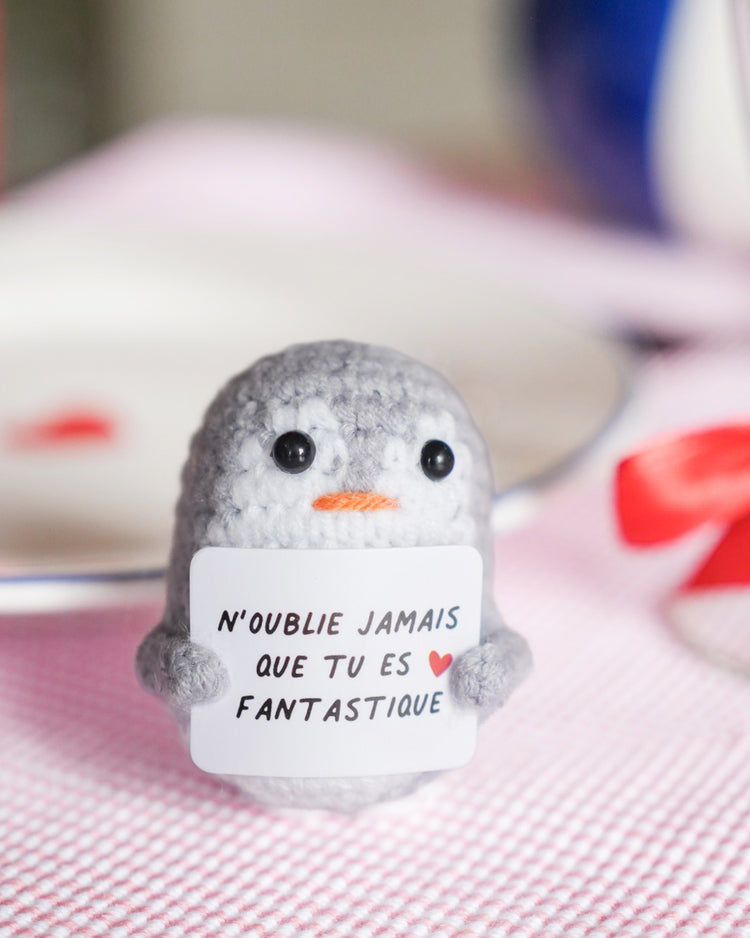 Peluche pingouin en crochet avec détails de couture visibles