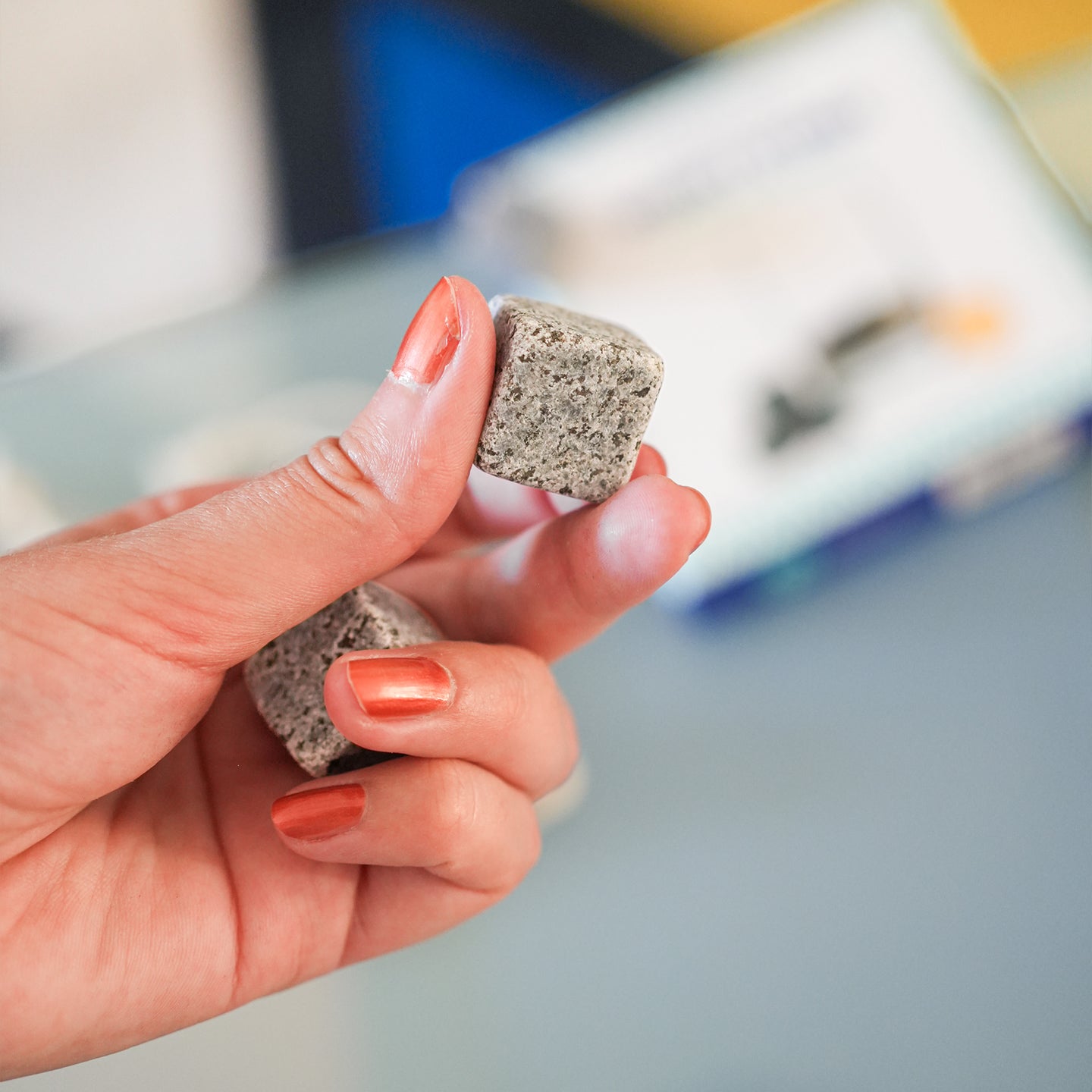 Pierres à whisky en forme de cœurs sur fond clair