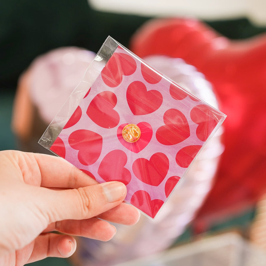 Pin's en forme de cœur avec inscription 'amour' en relief