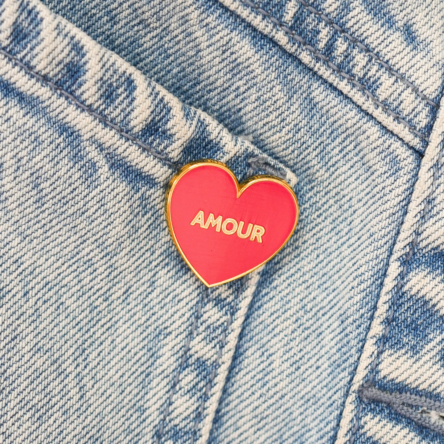 Pin's en forme de cœur avec inscription 'amour' en relief