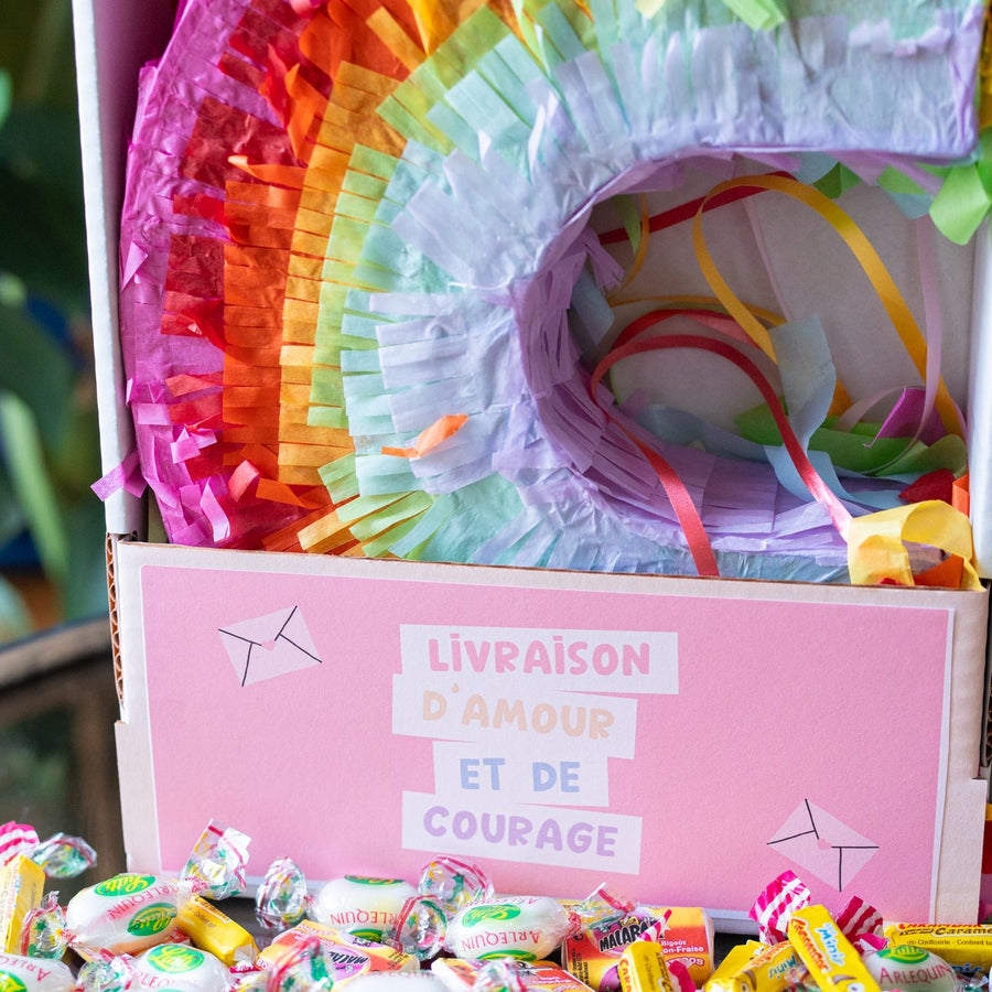 Piñata arc-en-ciel vue de côté avec bonbons colorés.