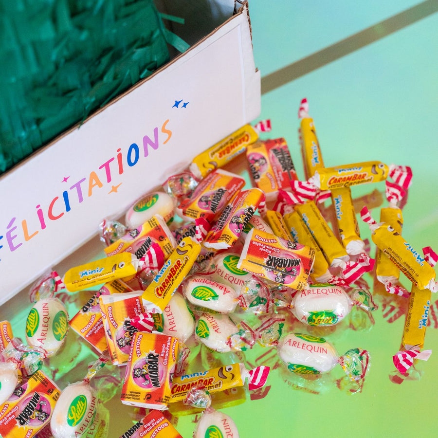 Piñata champagne en forme de bouteille avec bonbons colorés