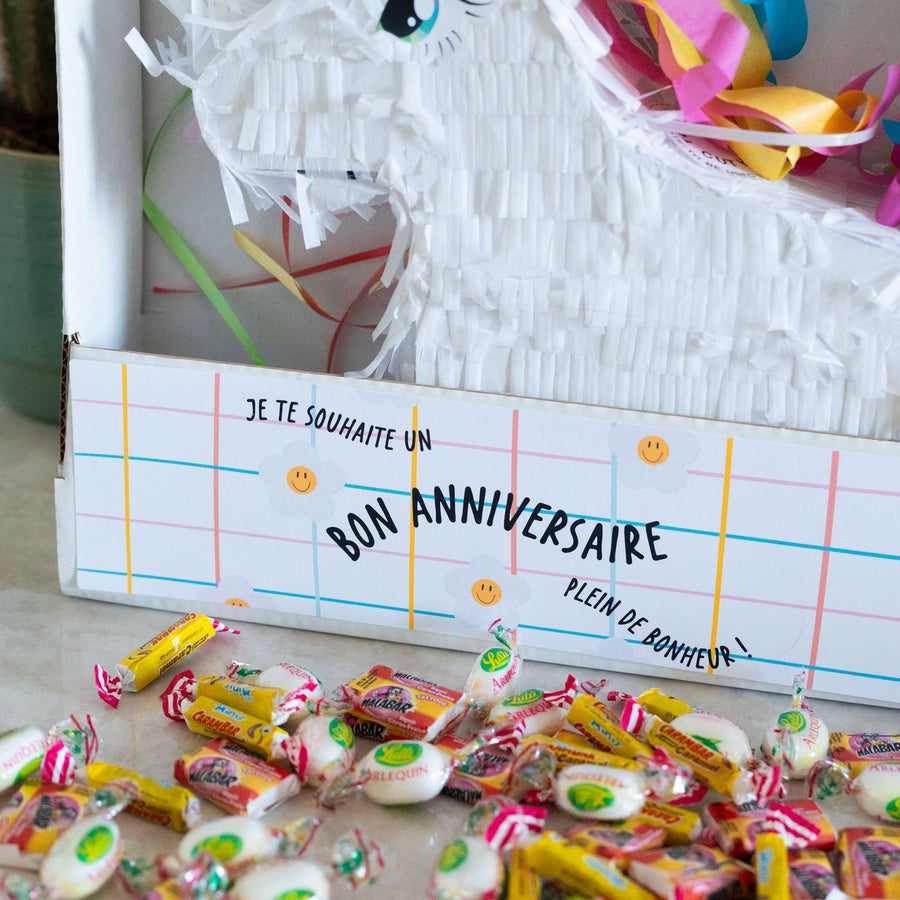 Piñata licorne colorée avec bonbons, vue de face.