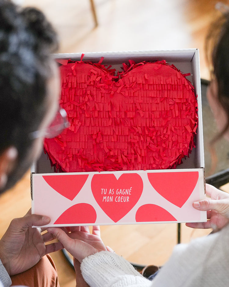 Piñata personnalisée vue de côté avec bonbons colorés.