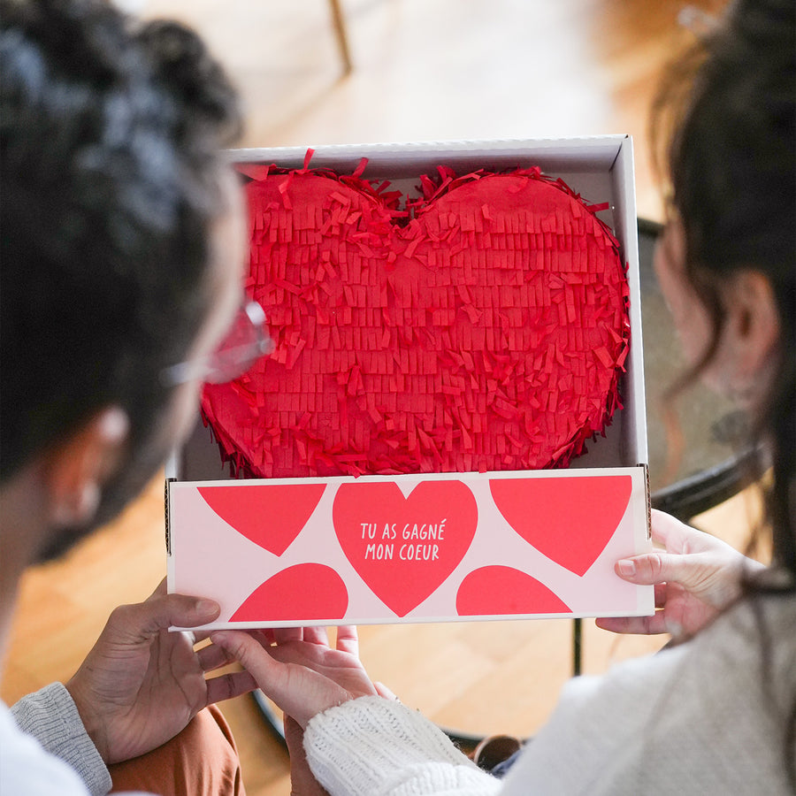 Piñata personnalisée vue de côté avec bonbons colorés.