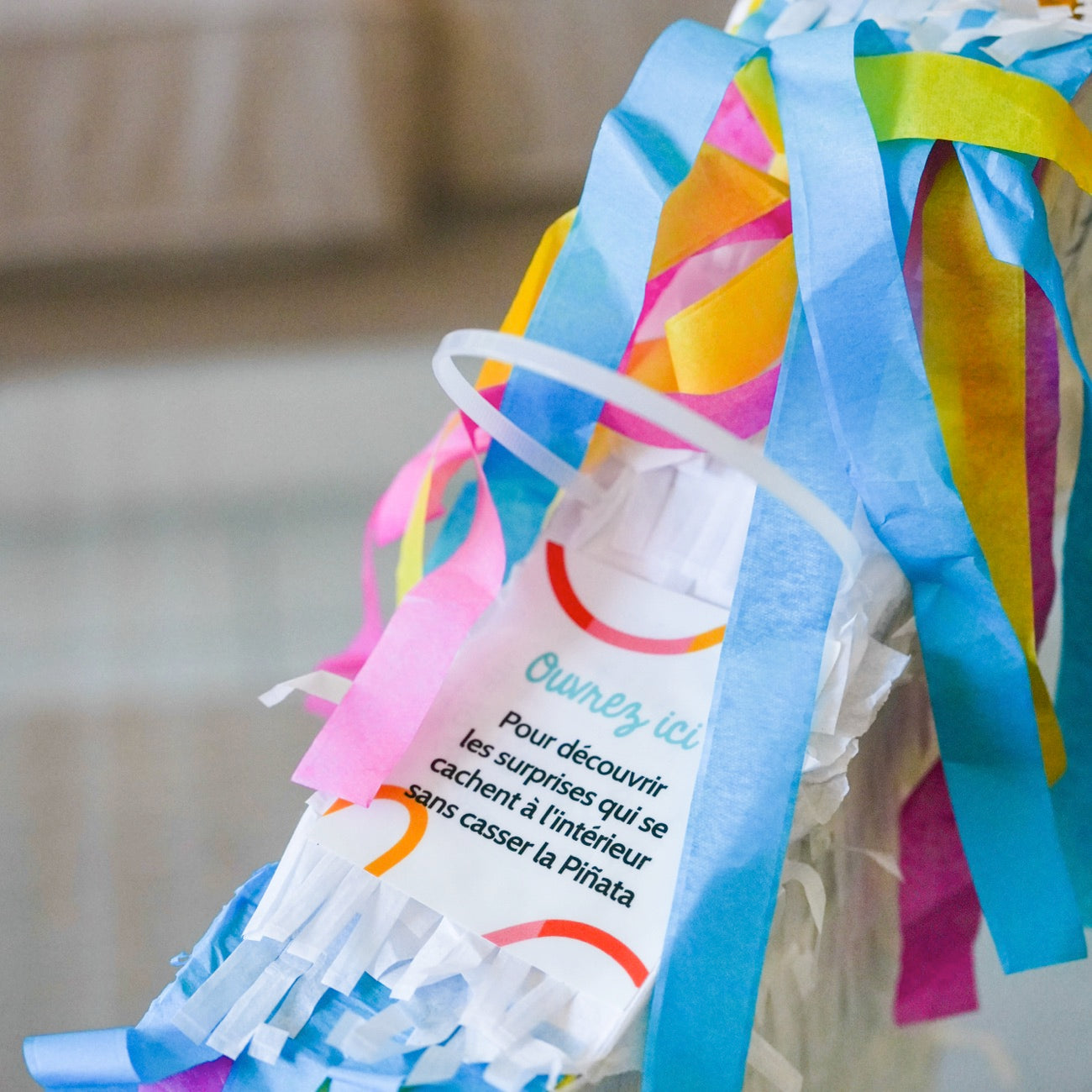 Piñata personnalisée avec des bonbons colorés à l'intérieur.