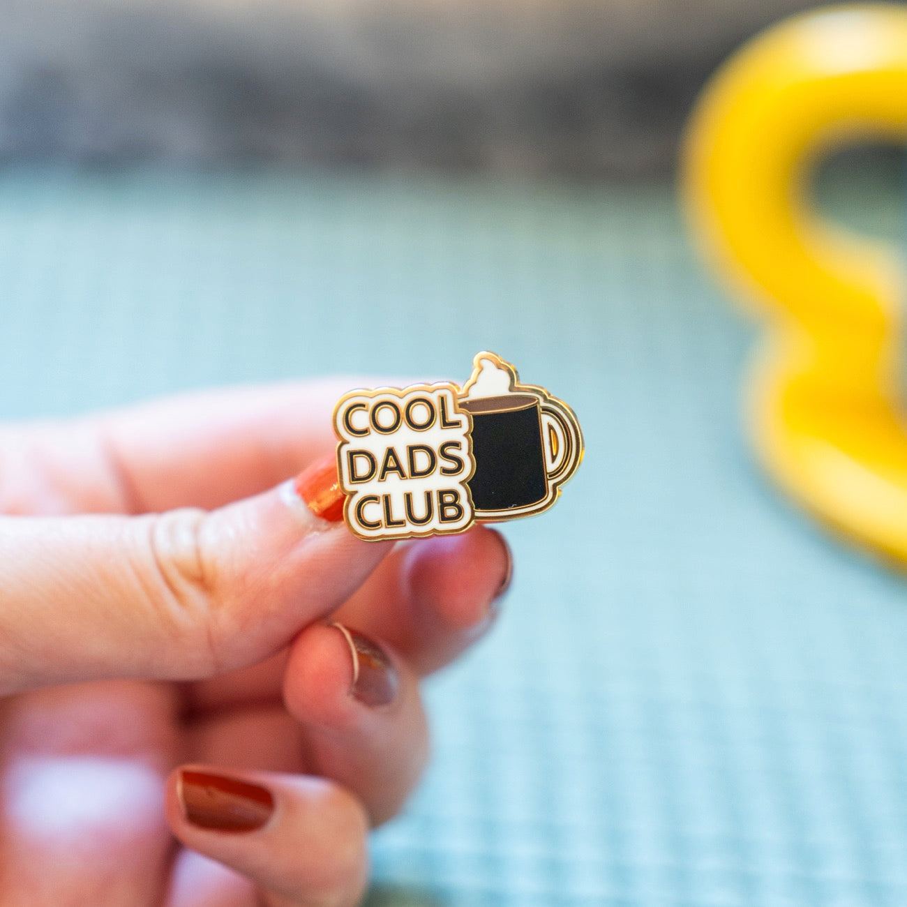 Pin's 'Cool Dads Club' avec tasse de café stylisée