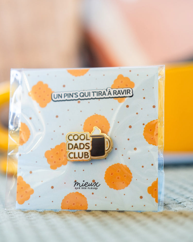 Pin's 'Cool Dads Club' avec tasse de café stylisée