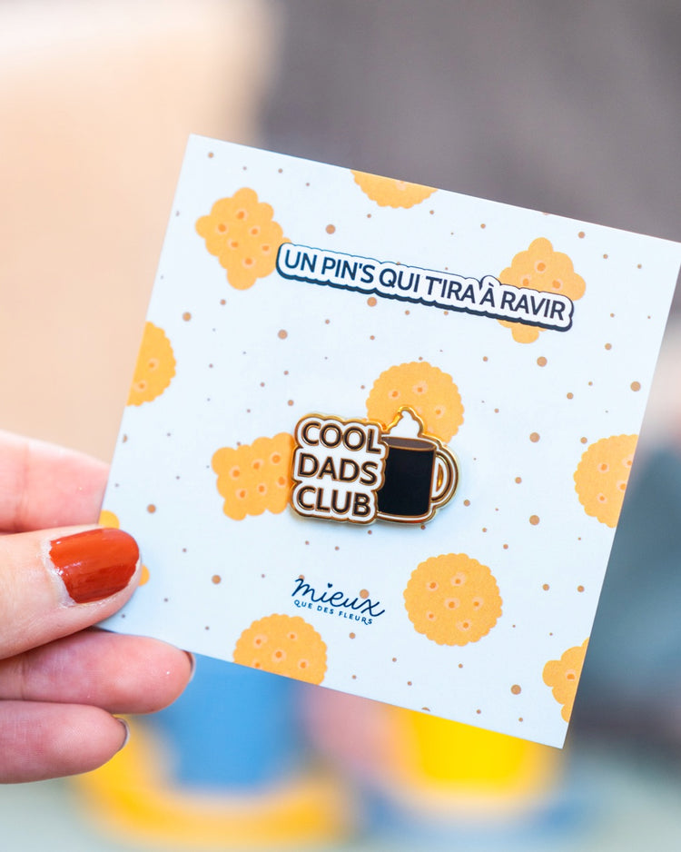 Pin's 'Cool Dads Club' avec tasse de café stylisée