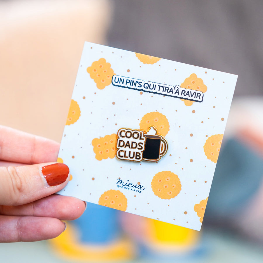 Pin's 'Cool Dads Club' avec tasse de café stylisée