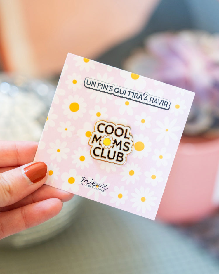 Pin's 'Cool Moms Club' sur fond blanc, design coloré et amusant.