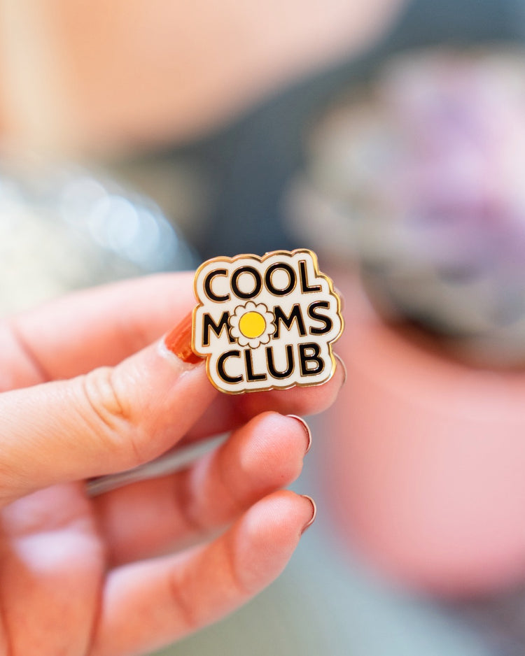 Pin's 'Cool Moms Club' sur fond blanc, design coloré et amusant.