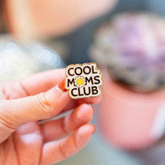 Pin's 'Cool Moms Club' sur fond blanc, design coloré et amusant.