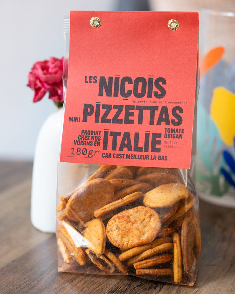Mini pizzettas croustillantes avec garniture tomate et origan