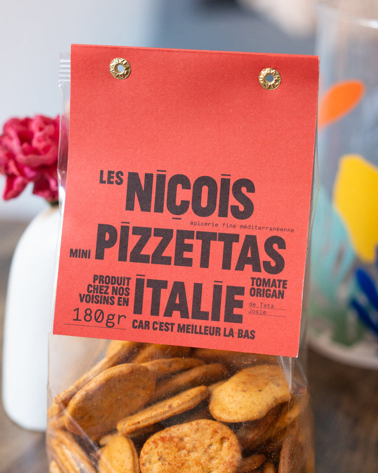 Mini pizzettas croustillantes avec garniture tomate et origan