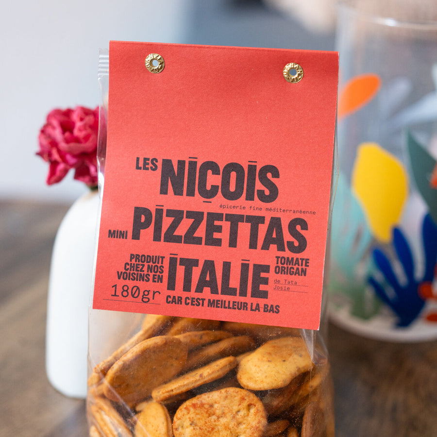 Mini pizzettas croustillantes avec garniture tomate et origan