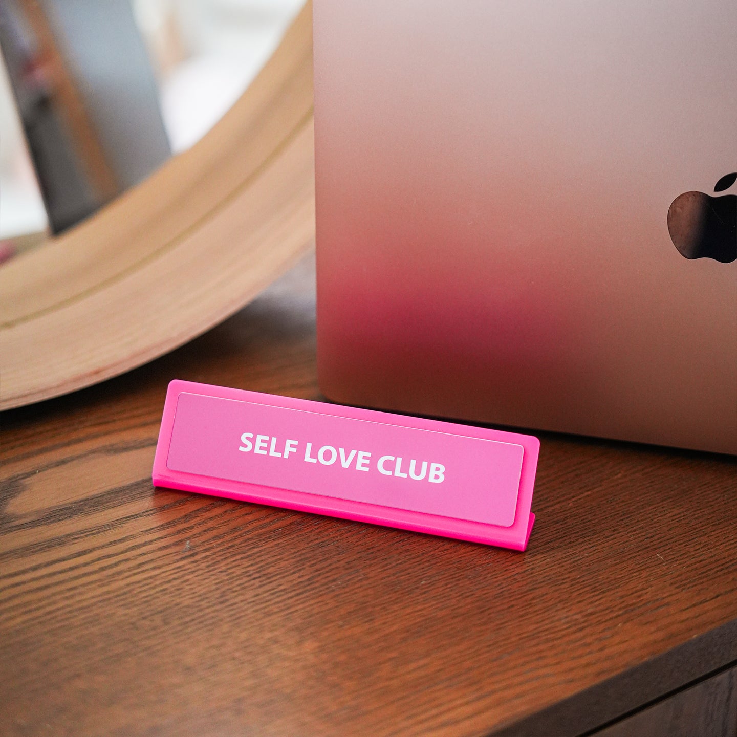 Plaque de bureau avec message humoristique en gros plan.