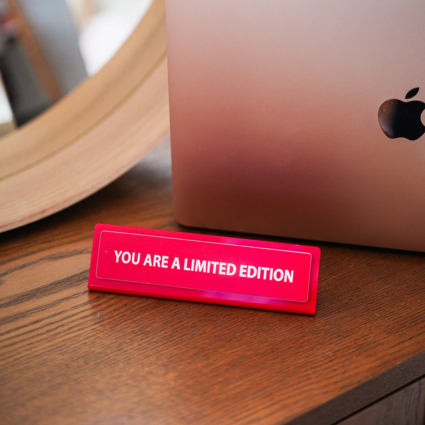 Plaque de bureau humoristique avec message en lettres blanches.