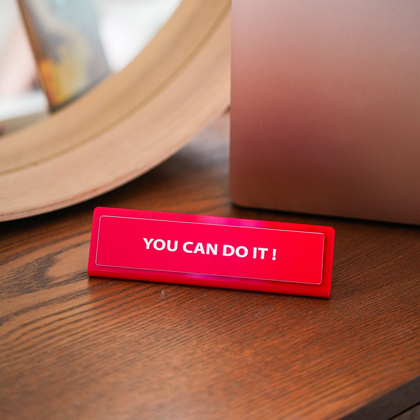 Plaque de bureau humoristique avec message motivant.