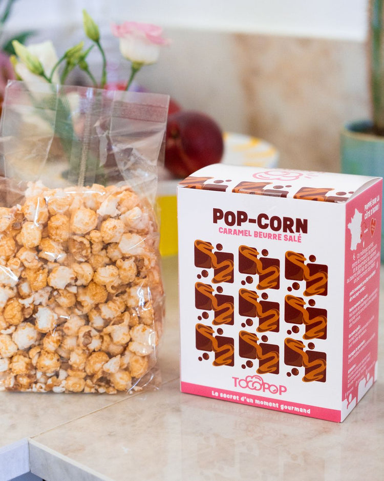 Pop-corn au caramel beurre salé en gros plan, texture croustillante.