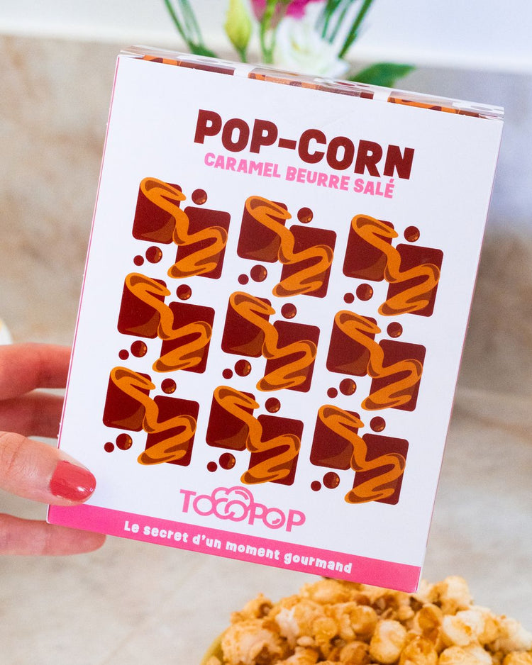 Pop-corn au caramel beurre salé en gros plan, texture croustillante.