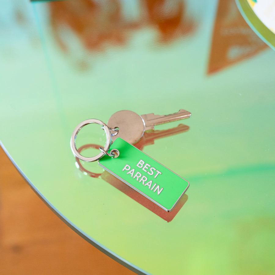 Porte-clé Best Parrain avec un design humoristique en gros plan.