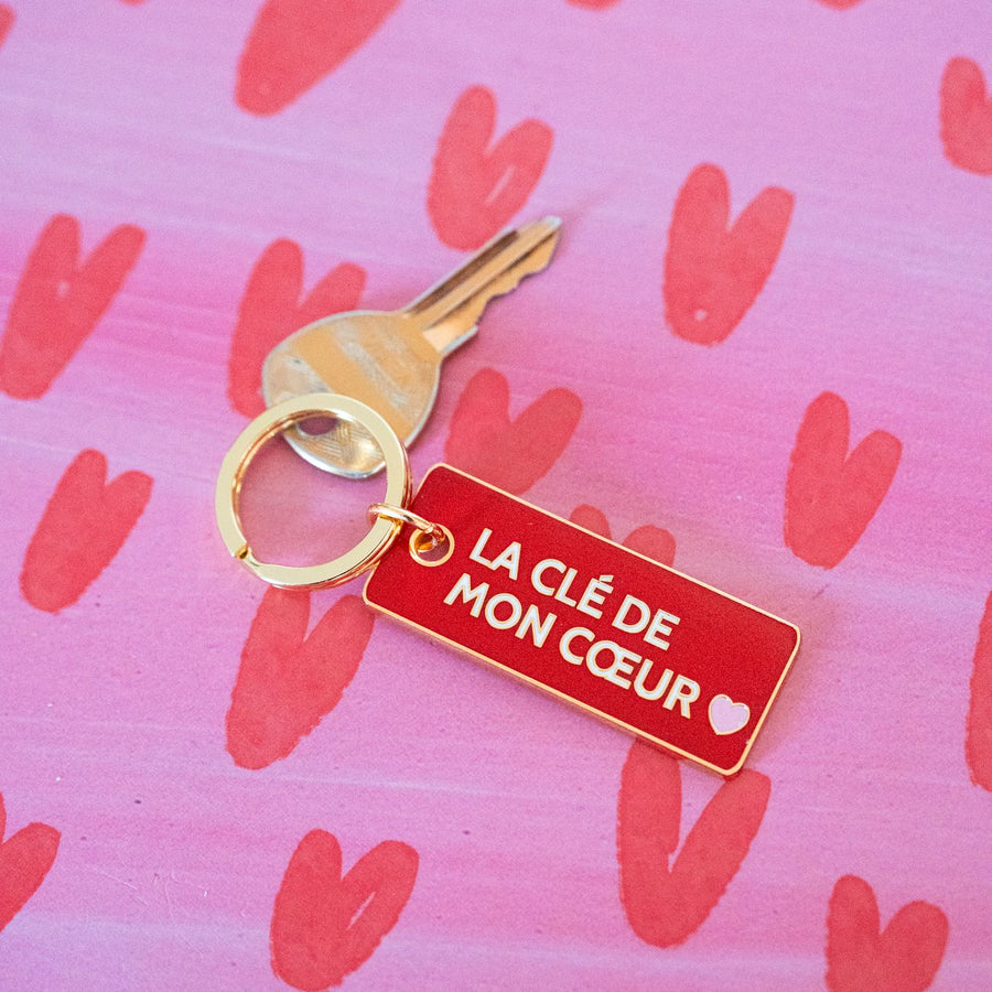 Porte-clés en forme de cœur avec inscription romantique.