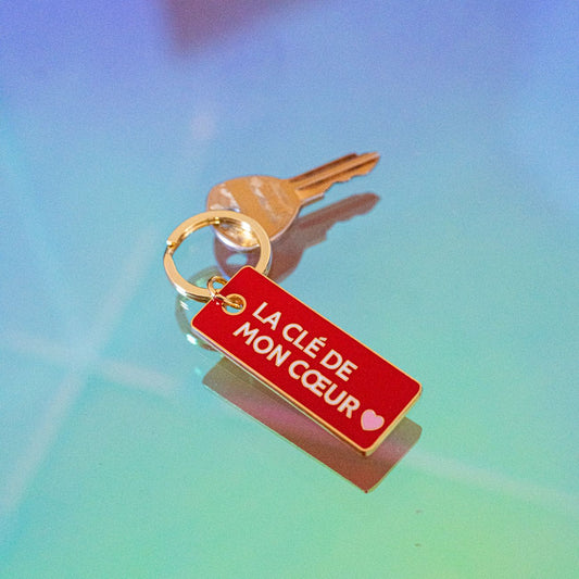 Porte-clĂ©s en forme de cĆur avec inscription romantique.