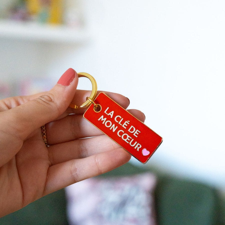 Porte-clés en forme de cœur avec inscription romantique.
