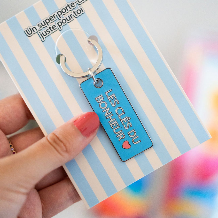 Porte-clés en métal avec inscription sur fond texturé