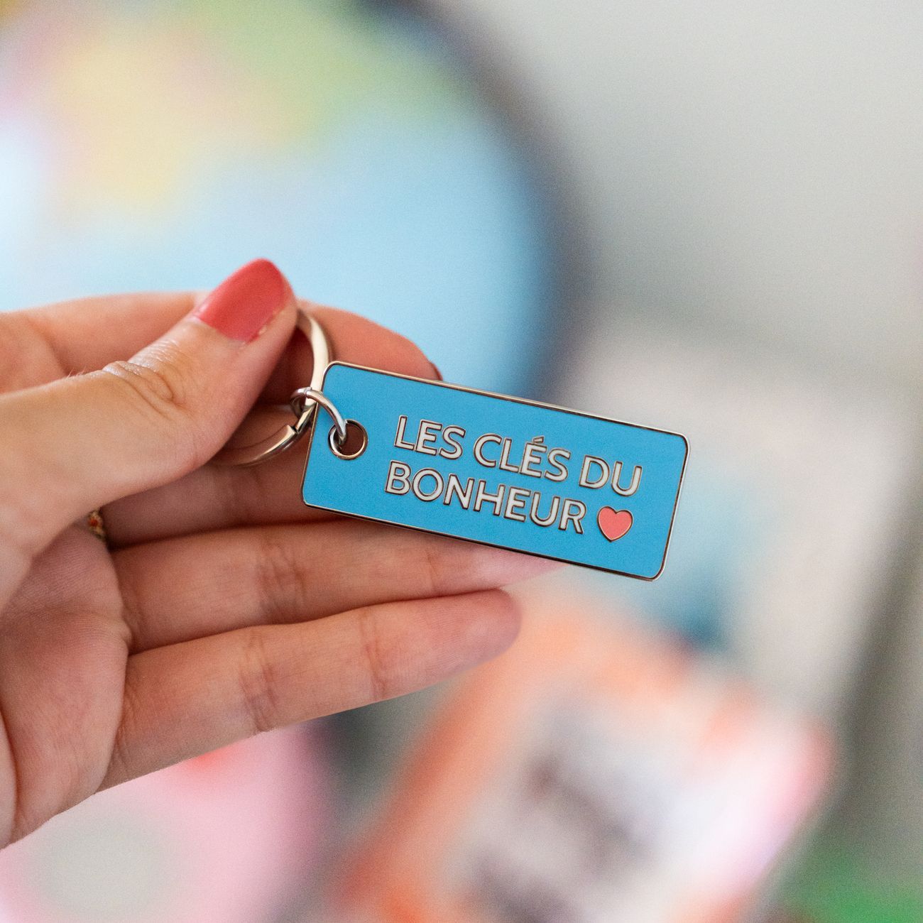 Porte-clés en métal avec inscription sur fond blanc