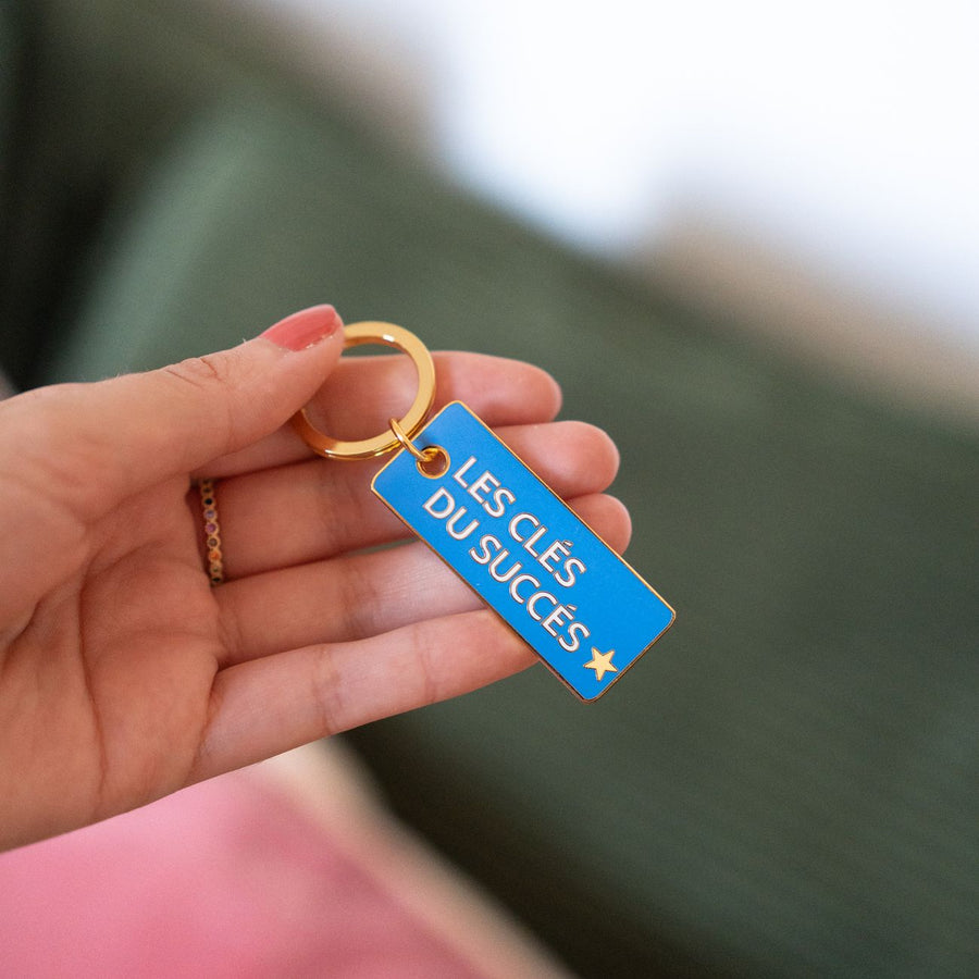 Porte-clé en métal avec inscription inspirante en gros plan.