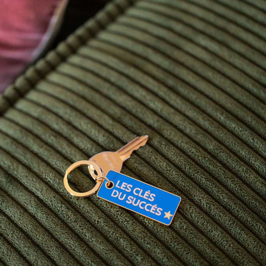 Porte-clé stylé avec inscription 'Les clés du succès' en gros plan.