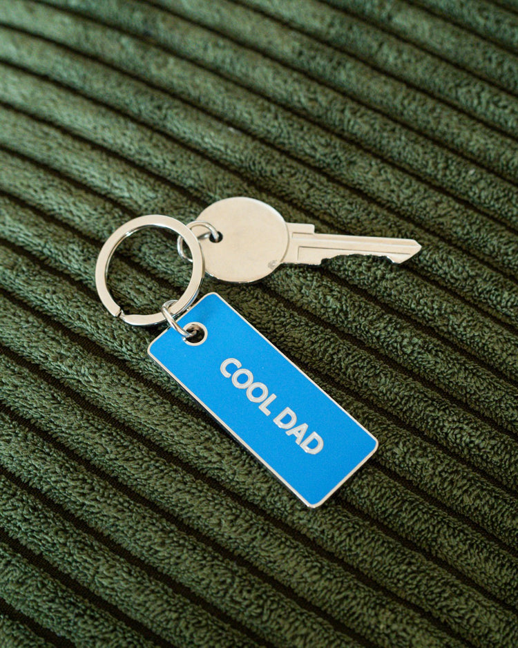 Porte-clé 'Cool Dad' avec inscription humoristique en gros plan.