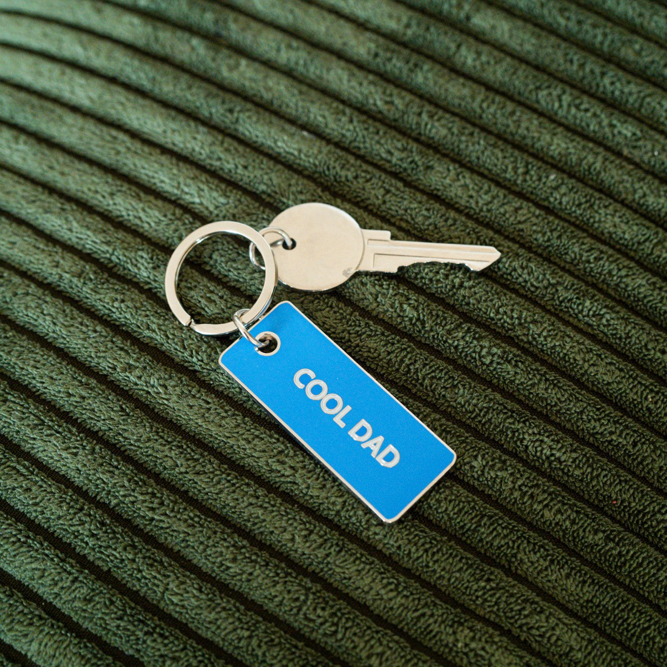 Porte-clé 'Cool Dad' avec inscription humoristique en gros plan.