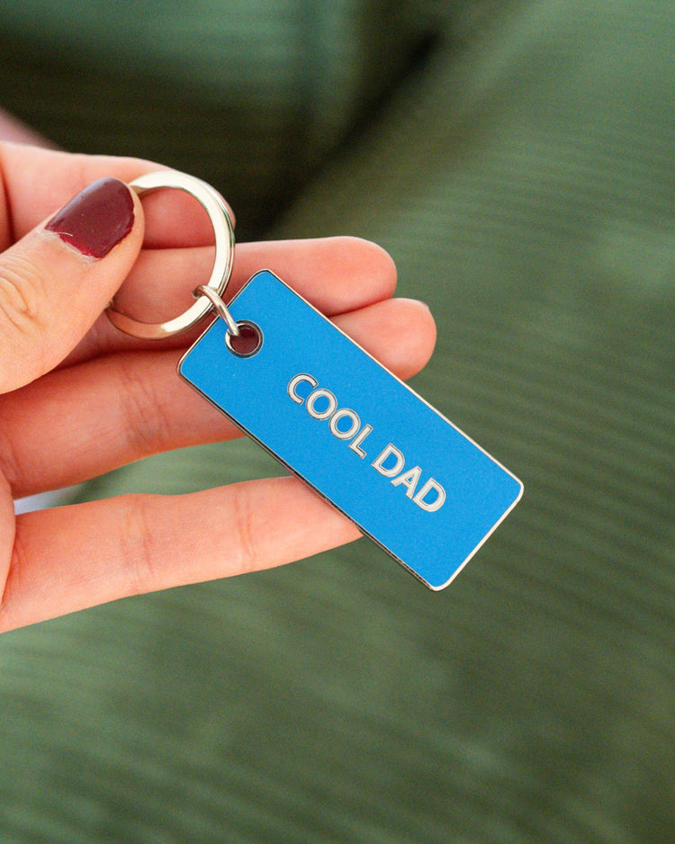 Porte-clé 'Cool Dad' avec inscription humoristique en gros plan.