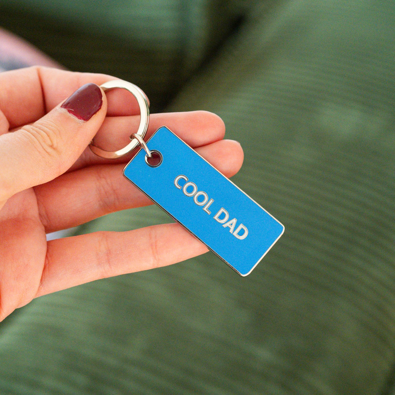 Porte-clé 'Cool Dad' avec inscription humoristique en gros plan.