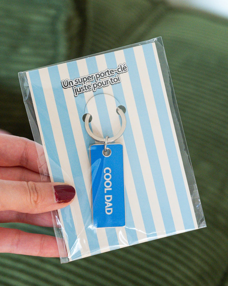 Porte-clé 'Cool Dad' avec inscription humoristique en gros plan.