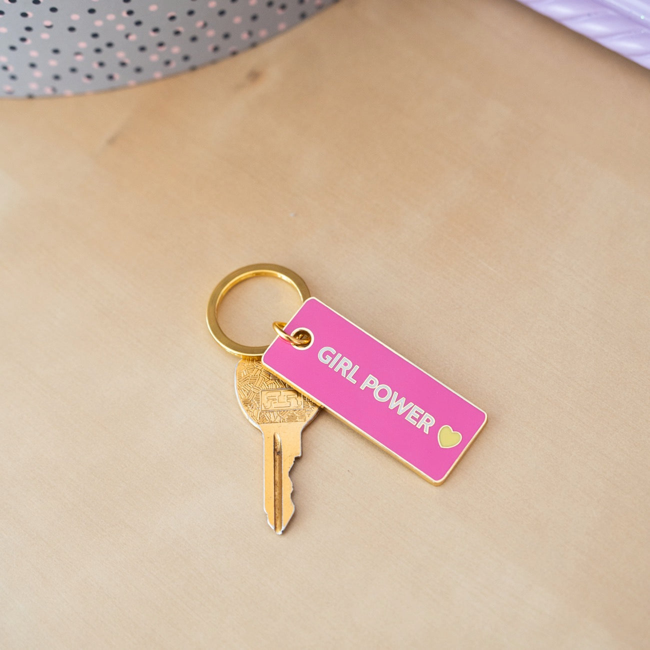 Porte-clé Girl Power avec cœur, vue de face sur fond neutre.