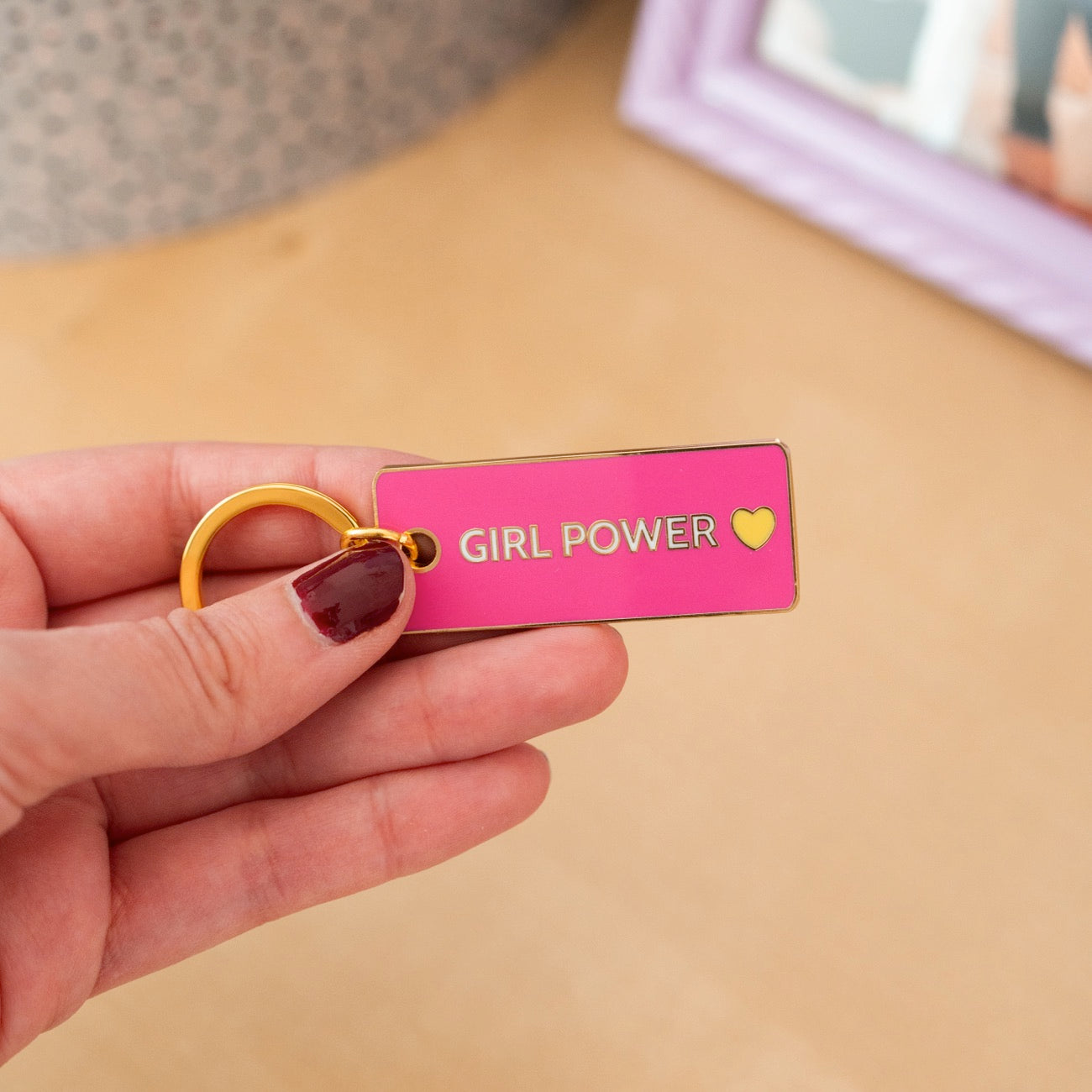 Porte-clé Girl Power avec cœur, vue de face sur fond clair.