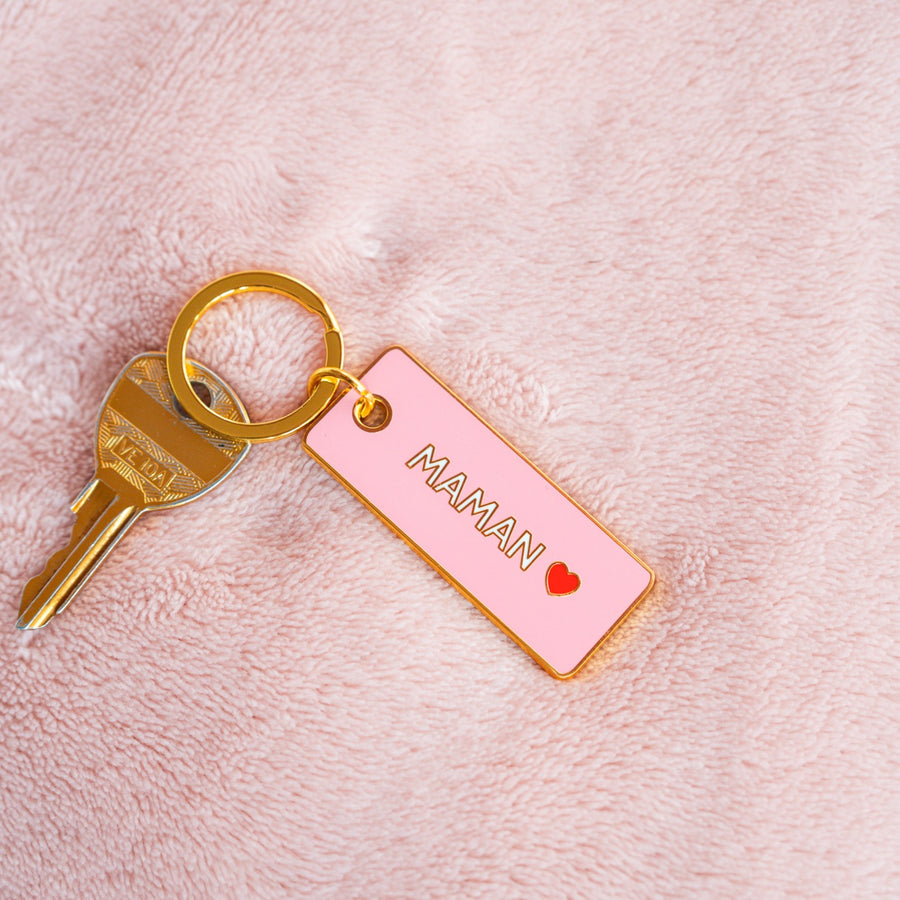 Porte-clé Maman ♥ avec cœur en relief sur fond neutre.