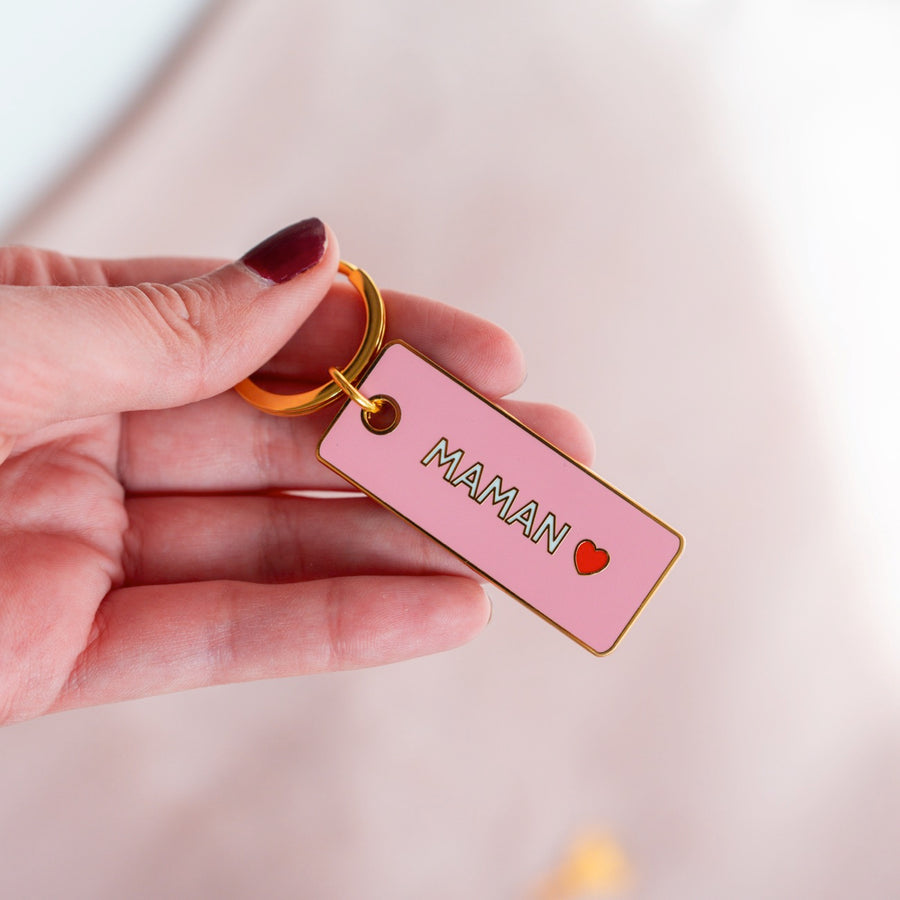 Porte-clé Maman ♥ avec cœur, vue de près sur le design