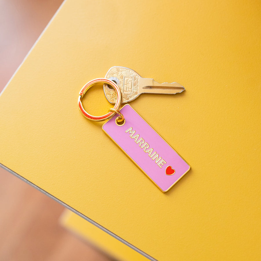 Porte-clé marraine avec cœur, vue de face sur fond clair.