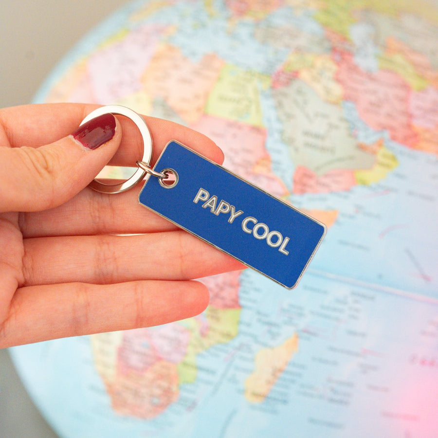Porte-clé Papy Cool avec inscription humoristique en gros plan.