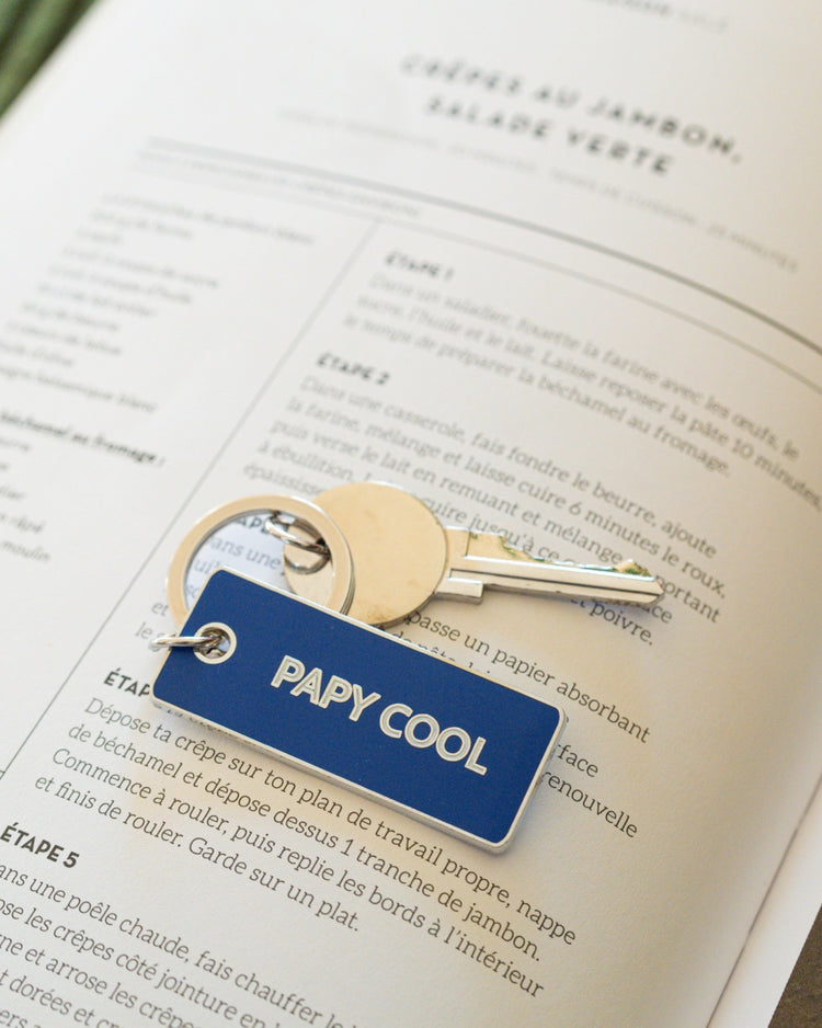 Porte-clé Papy Cool avec inscription humoristique en gros plan.