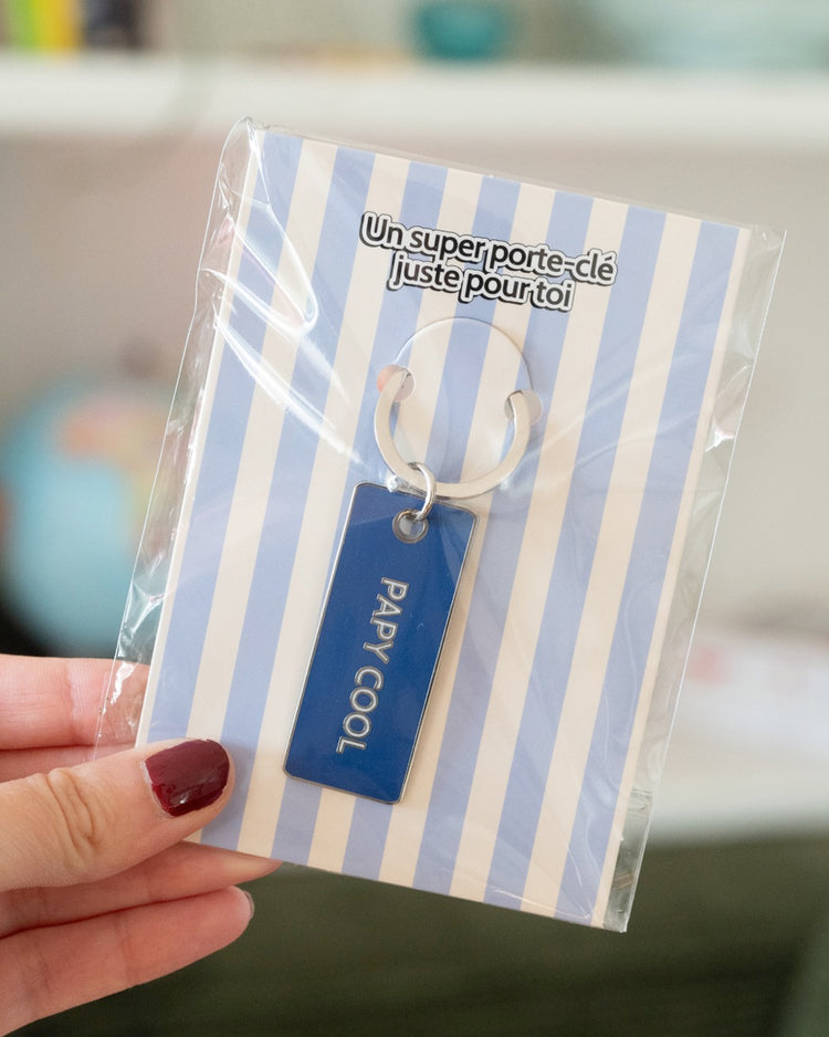 Porte-clé Papy Cool avec inscription humoristique en gros plan.