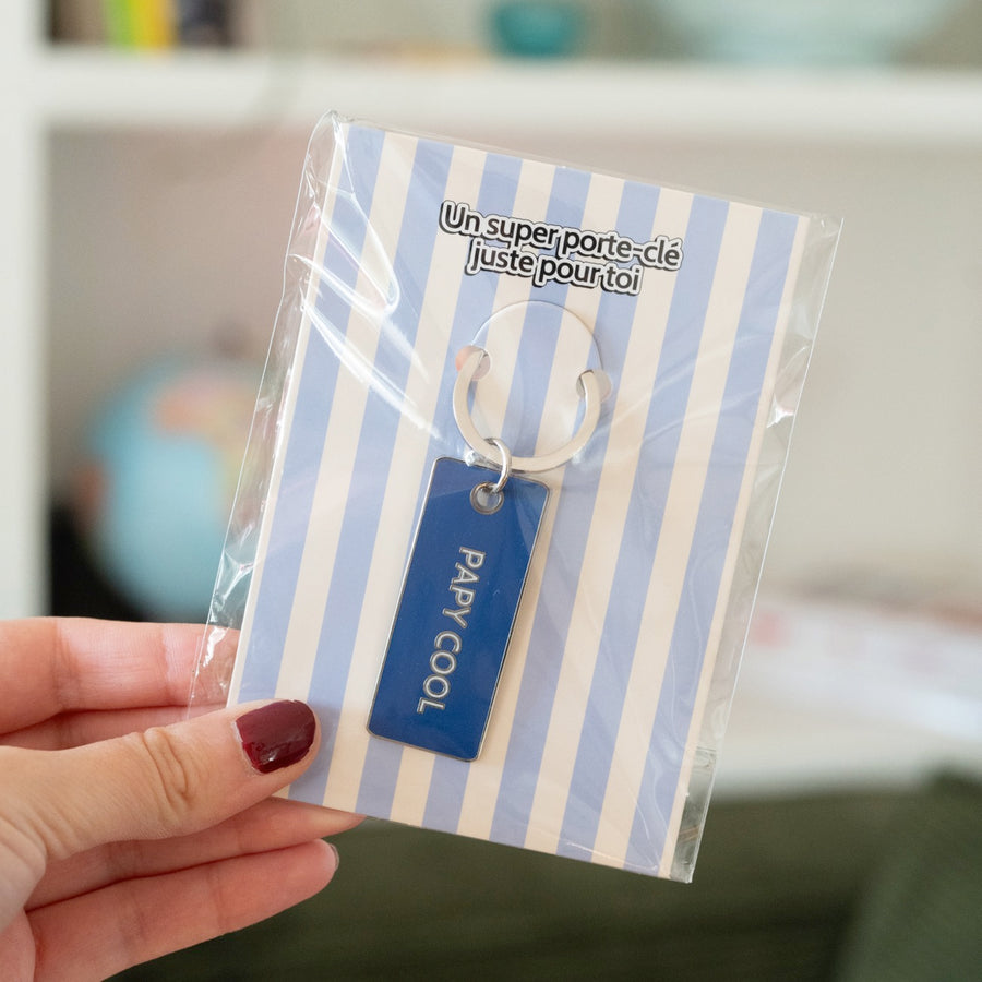 Porte-clé Papy Cool avec inscription humoristique en gros plan.