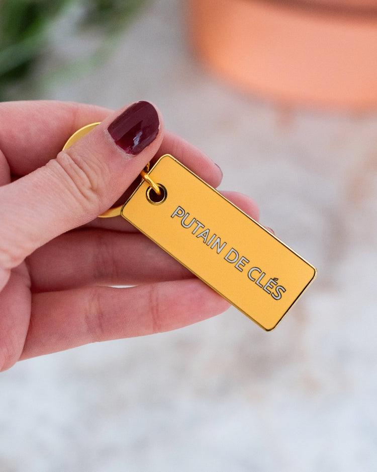 Porte-clé avec inscription humoristique sur fond blanc